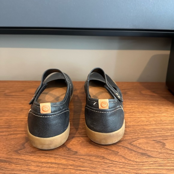 Clarks black shoes size 10 - Picture 4 of 5